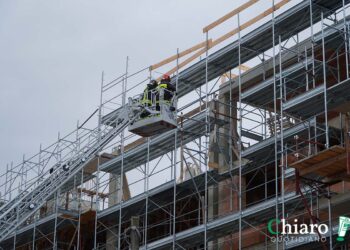 Cede impalcatura in un cantiere a San Salvo, tre lavoratori cadono da 10 metri di altezza. Uno è gravissimo