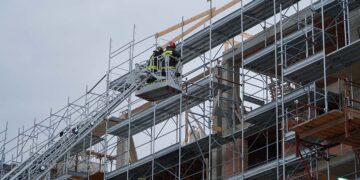 Cede impalcatura in un cantiere a San Salvo, tre operai cadono da 10 metri di altezza