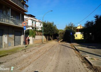 Dopo il taglio dei lecci, in via Madonna delle Grazie si riparte con la demolizione dei marciapiedi