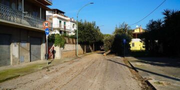 Dopo il taglio dei lecci, in via Madonna delle Grazie si riparte con la demolizione dei marciapiedi
