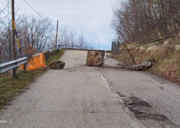 Cadono massi sulla Sp 212 tra Torrebruna e Castiglione Messer Marino