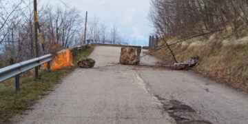 Cadono massi sulla Sp 212 tra Torrebruna e Castiglione Messer Marino