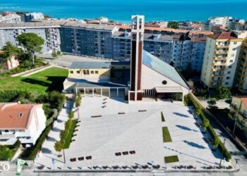 Auto in divieto e nuovo parcheggio deserto: la parrocchia lancia l’appello social