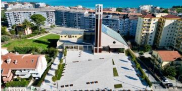 Auto in divieto e nuovo parcheggio deserto: la parrocchia lancia l’appello social