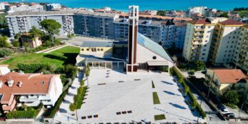 Auto in divieto e nuovo parcheggio deserto: la parrocchia lancia l’appello social