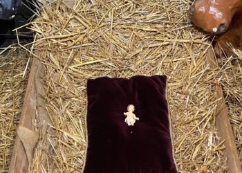 Statua rubata dal presepe in piazza: Gaia, Giada e Nicla donano il loro Bambinello