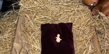 Statua rubata dal presepe in piazza: Gaia, Giada e Nicla donano il loro Bambinello