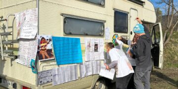 Arrivato il camper dei neorurali per sostenere Nathan e Catherine