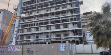 Ex gelateria, respinto ricorso dei vicini: autorizzazioni regolari, non c’è diritto alla vista mare