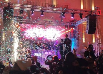 Musica, countdown di mezzanotte e la proposta di matrimonio sul palco: così Vasto ha accolto il 2026