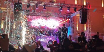 Musica, countdown di mezzanotte e la proposta di matrimonio sul palco: così Vasto ha accolto il 2026