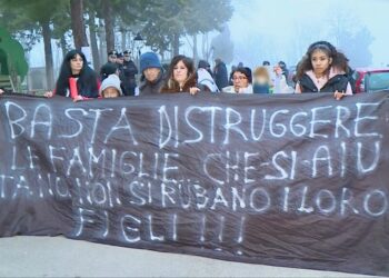 La fiaccolata per la famiglia nel bosco. «Presidio fino a quando i bambini non torneranno a casa»