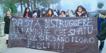 La fiaccolata per la famiglia nel bosco. «Presidio fino a quando i bambini non torneranno a casa»