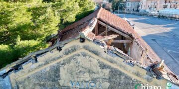 Una voragine sul tetto, crollo alla ex stazione: le immagini dall’alto