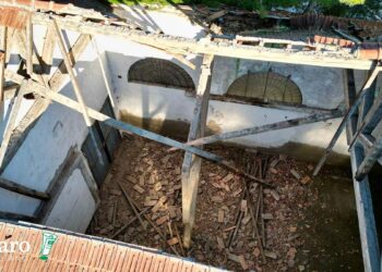 Un tonfo nella storica stazione abbandonata: crolla il tetto del deposito