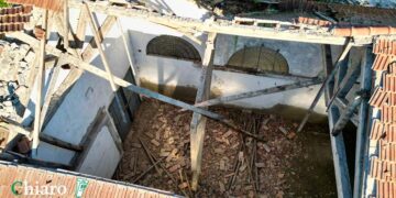 Un tonfo nella storica stazione abbandonata: crolla il tetto del deposito