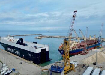 Grandi navi a Punta Penna: record di tonnellaggio e maxi carico di furgoni