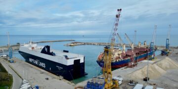 Grandi navi a Punta Penna: record di tonnellaggio e maxi carico di furgoni