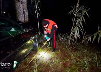Auto finisce fuori strada e contro un albero, un morto a Gissi. Ferito il guidatore