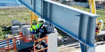 Allo stadio Bucci la tribuna prende forma: travi d’acciaio da 3,5 tonnellate per la copertura