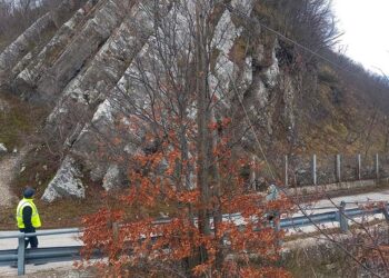 Massi sulla strada, per riaprire la Sp 212 si attende la messa in sicurezza della parete rocciosa