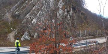 Massi sulla strada, per riaprire la Sp 212 si attende la messa in sicurezza della parete rocciosa