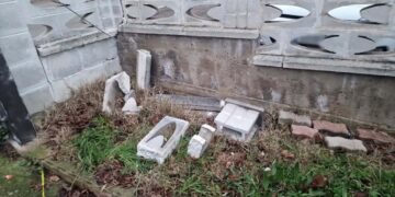 Vandalismo o furto fallito: muro fatto a pezzi in via Santa Caterina da Siena