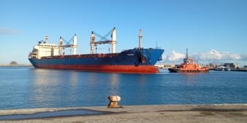 Bulk carrier nel porto di Vasto: nave da 43mila tonnellate attracca a Punta Penna