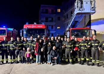 Sirene spiegate, applausi e occhi lucidi: Vasto saluta il comandante La Verghetta