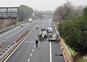 Assalto alle prime ore del mattino: portavalori sventrato con l’esplosivo sull’A14