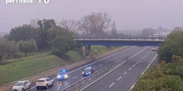 Chiodi sulla strada e veicoli dati alle fiamme: portavalori assaltato sull’A14