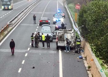 Assalto alle prime ore del mattino: portavalori sventrato con l’esplosivo sull’A14