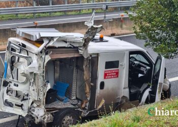 Assalto alle prime ore del mattino: portavalori sventrato con l’esplosivo sull’A14