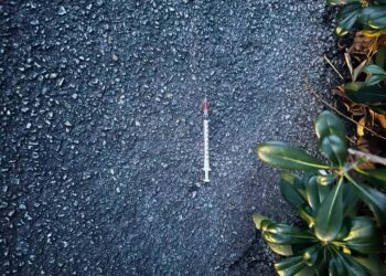 «In via Alessandrini siringa abbandonata a terra»