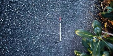 «In via Alessandrini siringa abbandonata a terra»