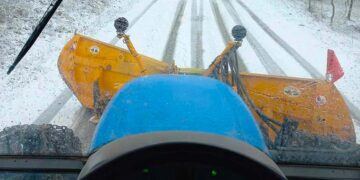 Modeste nevicate nell’entroterra, mezzi spazzaneve al lavoro per garantire la viabilità