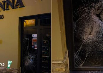 Tombino contro la vetrina, ma l’allarme mette in fuga i ladri: fallito un nuovo furto al Menna Store