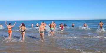 Tradizionale tuffo di Capodanno: 28 “audaci” a Vasto Marina