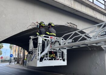 Cadono calcinacci dal ponte sulla Via Verde, pompieri intervengono con l’autoscala