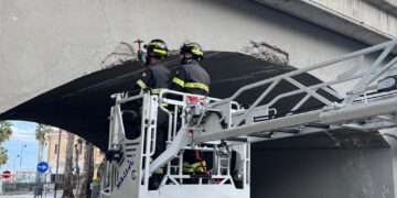 Cadono calcinacci dal ponte sulla Via Verde, pompieri intervengono con l’autoscala
