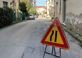 «Tra tubature rotte e voragini, sempre cantieri in via Madonna dell’Asilo e qui noi non possiamo uscire»