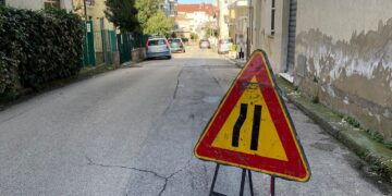 «Tra tubature rotte e voragini, sempre cantieri in via Madonna dell’Asilo e qui noi non possiamo uscire»