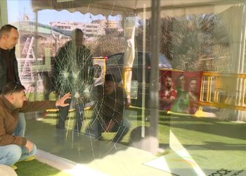 Raid nello showroom appena inaugurato: ignoti provano a sfondare quattro volte la vetrina