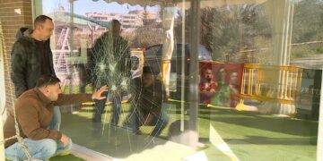 Raid nello showroom appena inaugurato: ignoti provano a sfondare quattro volte la vetrina