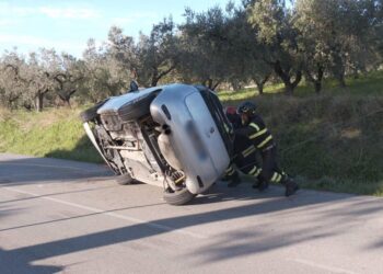 Auto si ribalta al Villaggio Siv, conducente illeso