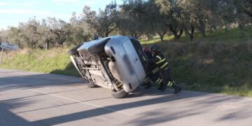 Auto si ribalta al Villaggio Siv, conducente illeso