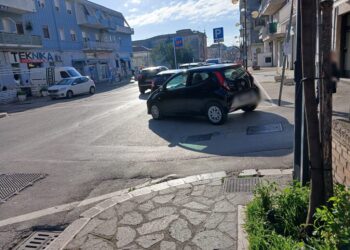 «Parcheggi selvaggi e incrocio con visibilità zero: immettersi su corso Mazzini è un rischio»