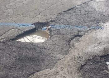 Cade dalla bici a causa delle buche per strada e fa causa al Comune, che paga 4mila 500 euro