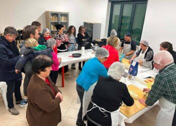 Preparare le antiche ricette per evitare la loro scomparsa: “Di mano in mano” parte con “lu cangarone”