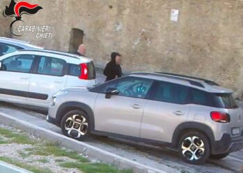 Furti nelle auto lungo la Via Verde: domiciliari e braccialetto elettronico per coppia di Vasto